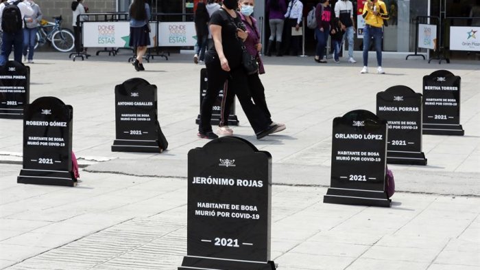 Colombia: Instalan lápidas en la calle para crear conciencia de la gravedad del COVID-19