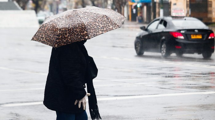 Ante pronóstico de lluvias: Aguas Andinas llamó a hacer correcto uso del alcantarillado