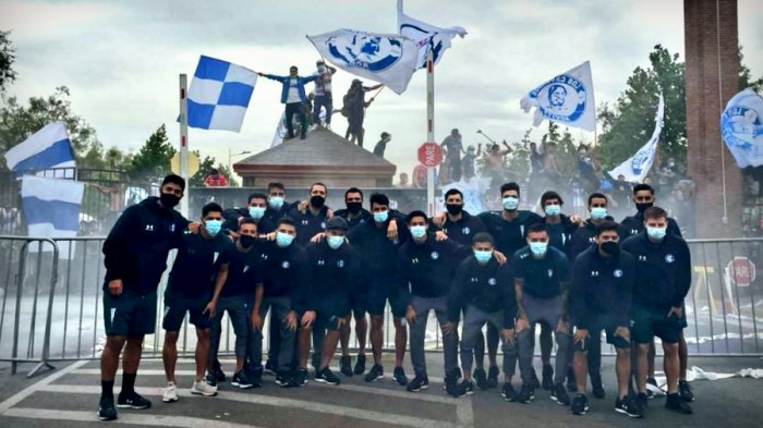 Hinchas de la UC realizaron banderazo en San Carlos en apoyo al plantel cruzado