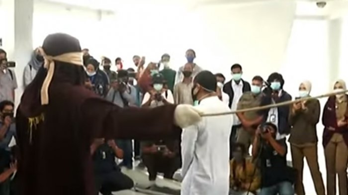 Indonesia: Pareja homosexual recibió 77 latigazos por tener relaciones sexuales