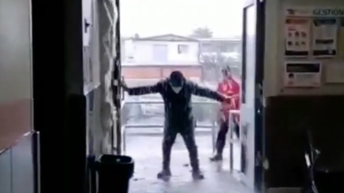 Sistema frontal en la RM: Registran inundación en sector del Hospital El Pino