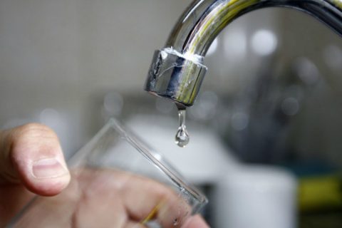 Con moderación: Entregan recomendaciones para juntar agua ante eventual corte en RM
