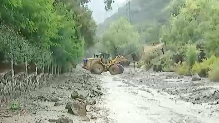 Maquinaria trabaja para despejar el camino tras nuevo aluvión en Farellones