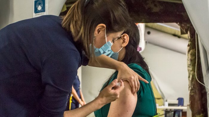 ¿Puedo ir acompañado? Las dudas y respuestas por el proceso de vacunación en Chile