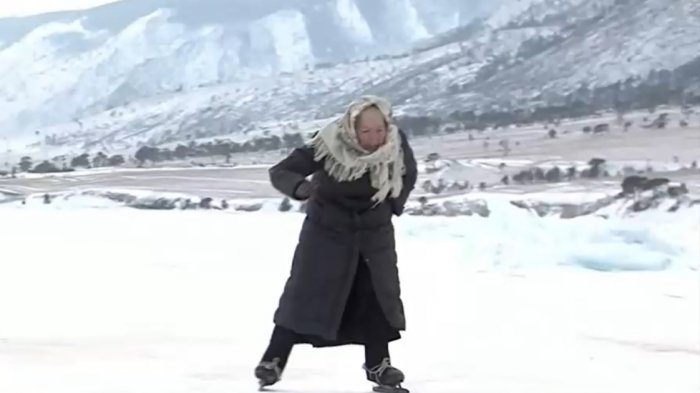 Mujer de 79 años viaja kilómetros patinando sobre hielo en Rusia ante falta de medios de transporte