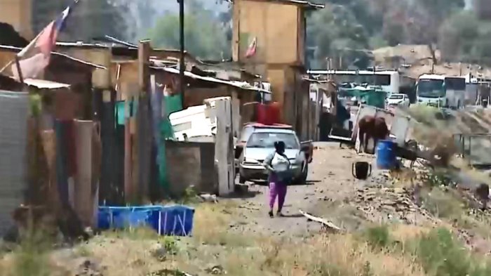 700 familias de un campamento en Peñalolén y La Florida volvieron a sus casas pese a los riesgos