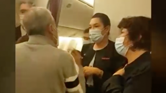 “Llevamos 5 días comiendo pan duro”:La angustia de chilenos que están varados en aeropuerto de París