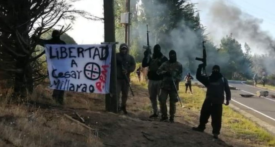 Encapuchados armados cortan el paso del puente Lleu Lleu en la región del Bío Bío