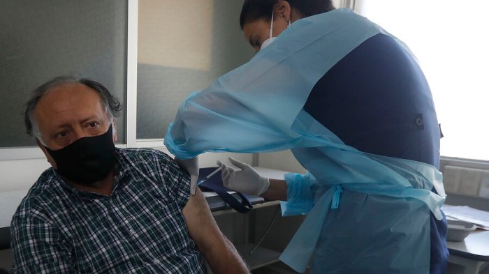 1.422 locales operativos: Inició la primera jornada de vacunación para adultos de 90 años o más