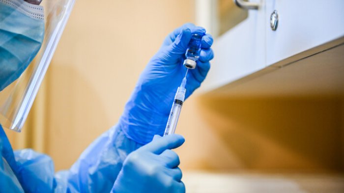 Colegio Médico respalda la seguridad y eficiencia de la vacuna CoronaVac de Sinovac