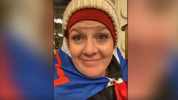 Mujer acusada por disturbios en el Capitolio le pidió al juez que la deje ir a la Riviera Maya