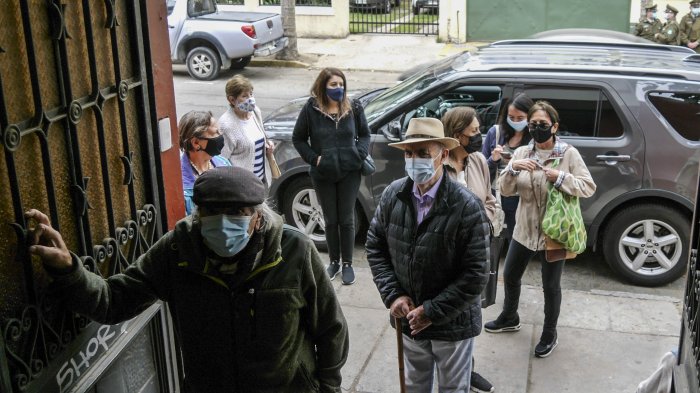 Implementan dos nuevas sedes de vacunación tras aglomeración del Cesfam de Viña del Mar