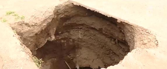 10 metros de profundidad: Socavón lleva un mes creciendo en el patio de una casa en Quinta Normal