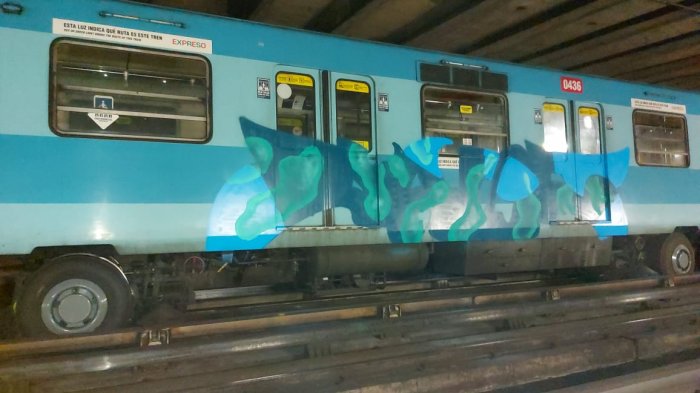 Metro de Santiago: Dos sujetos fueron detenidos por rayar un vagón estación de La Florida