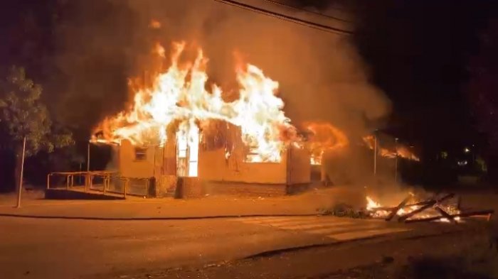 Incendio destruyó Municipalidad de Panguipulli tras muerte de malabarista