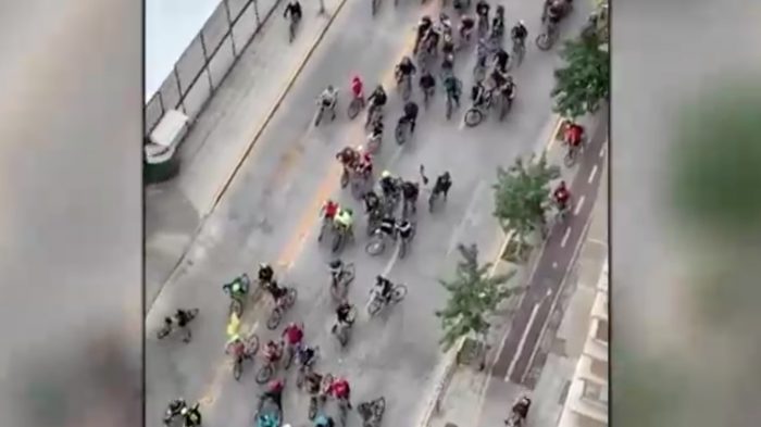 Registran incidentes entre ciclistas y carabineros en comisaría de Santiago: Se manifestaban por muerte de malabarista