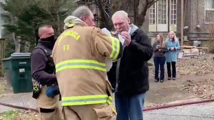 Hombre y su perro se reencuentran tras sufrir fatal incendio que cobró la vida de otras mascotas