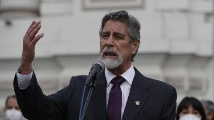 Perú da inicio a la vacunación contra COVID-19 inoculando primero al presidente