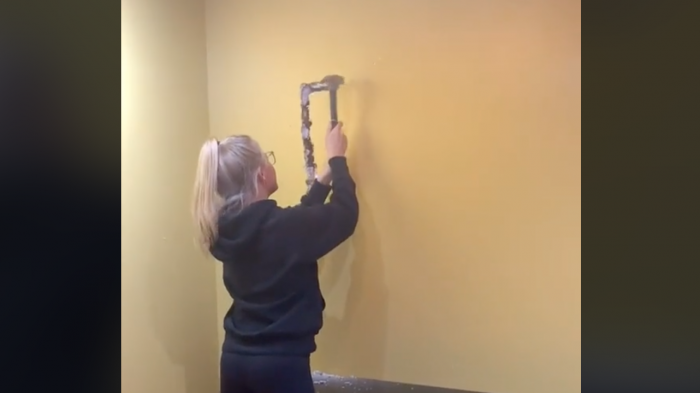 Mujer se vengó de su ex pareja infiel y le dejó particular mensaje en su muralla con martillazos