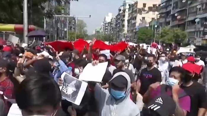 Protestas en Myanmar: Ciudadanos piden la liberación de líder civil