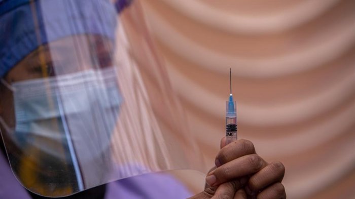 Por baja eficacia ante variante: Sudáfrica suspende vacuna de Oxford y AstraZeneca