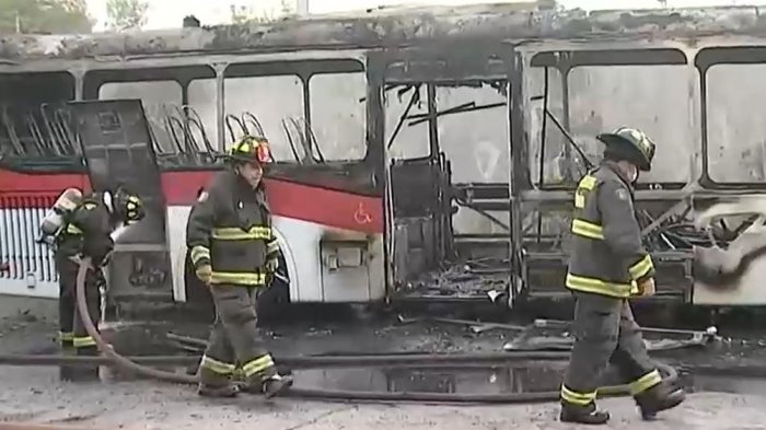Incendio afectó bus RED en Ñuñoa: Terminó completamente calcinado