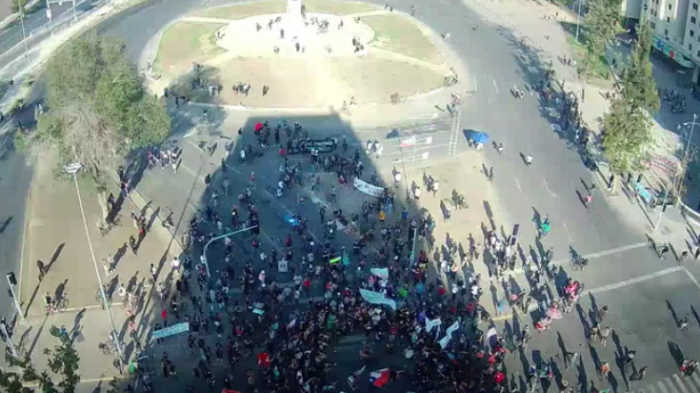 Nuevas manifestaciones en Plaza Baquedano provocan desvíos de tránsito
