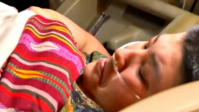 “Sólo puede salir con ayuda de bomberos”: Mujer con obesidad mórbida clama por un mejor tratamiento