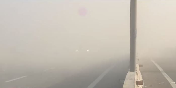 ¡No era neblina! Accidente en autopista genera gran polvareda y hasta un choque