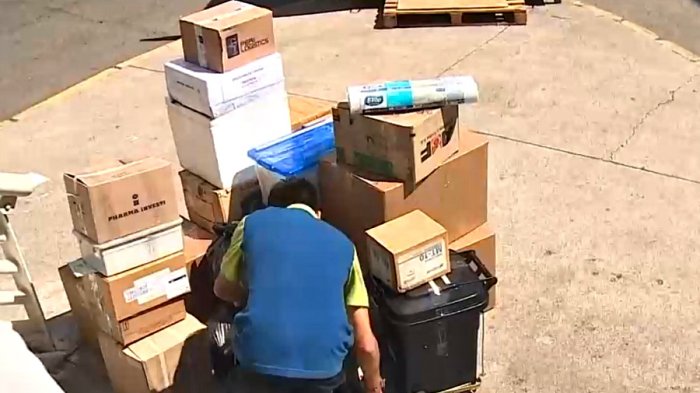 Trabajadores del Hospital San Borja entregan medicamentos en una cancha a todo sol