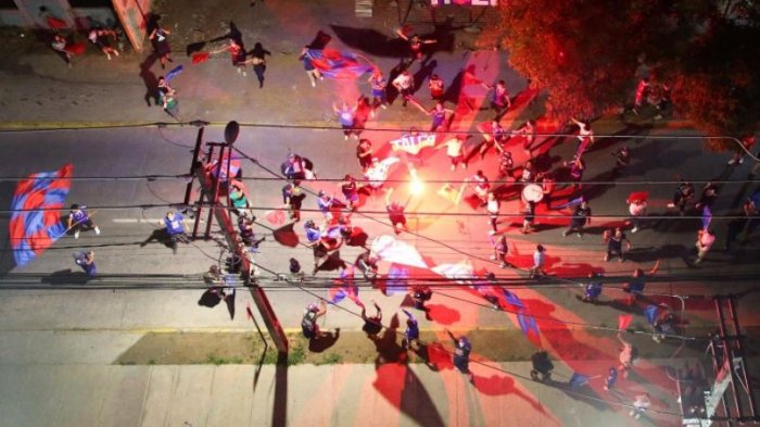Lucha por no descender: Hinchas de la U armaron banderazo en Curicó con bengalas y fuegos artificiales