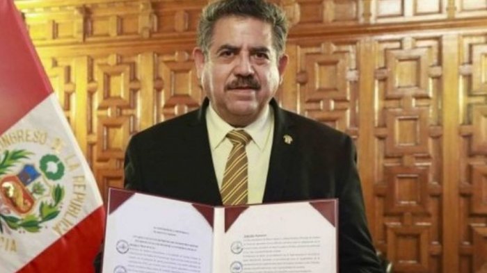 Ex presidente Manuel Merino cree que congresistas peruanos viajarán a Chile para vacunarse gratis