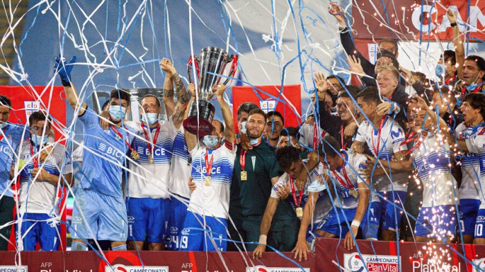 Un punto que hace historia: Católica empató y es el tricampeón del fútbol chileno