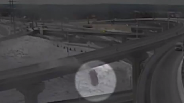 Auto cayó desde un puente de 20 metros de altura y conductor sobrevivió