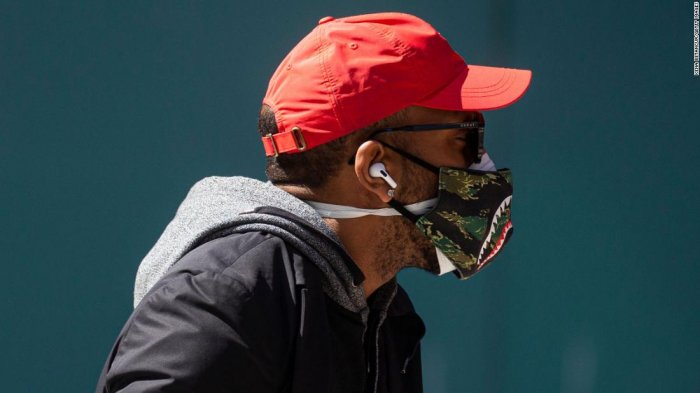 Estudio: Dos mascarillas son mejor que una y esta es la forma correcta de usarlas