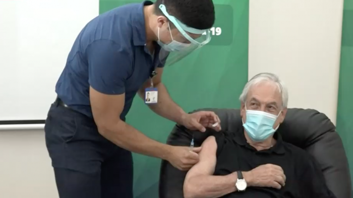 Presidente Piñera fue vacunado con la primera dosis contra el COVID-19