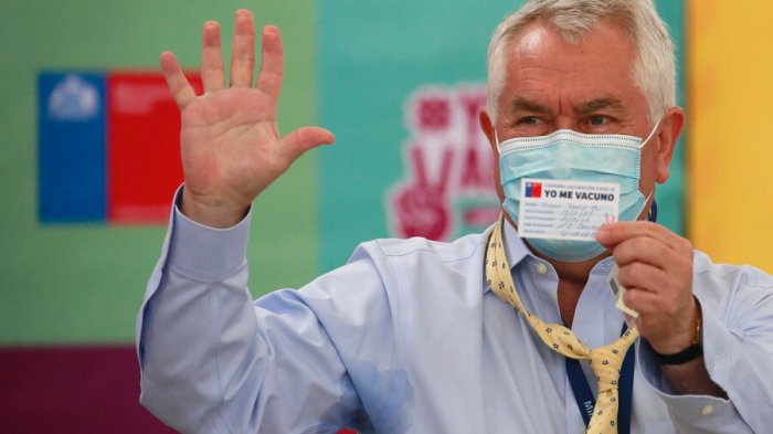 Ministro Paris recibió la primera dosis de la vacuna contra el coronavirus