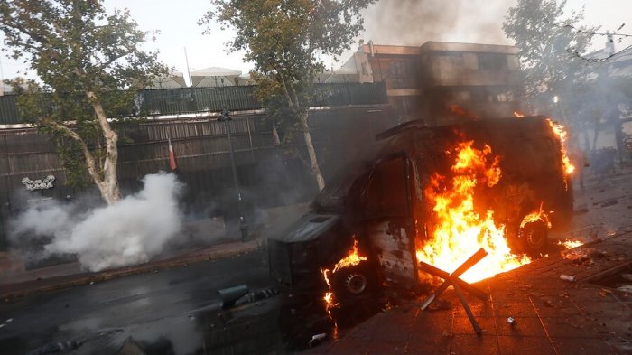 Furgón policial resulta quemado tras nuevas manifestaciones en Plaza Italia