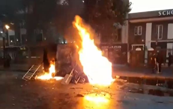 Carabineros denuncia que un hombre robó una pistola del interior del furgón policial quemado