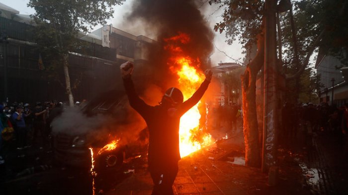 Sería un ingeniero y sin antecedentes: Detienen a sujeto acusado como autor de quema de furgón policial