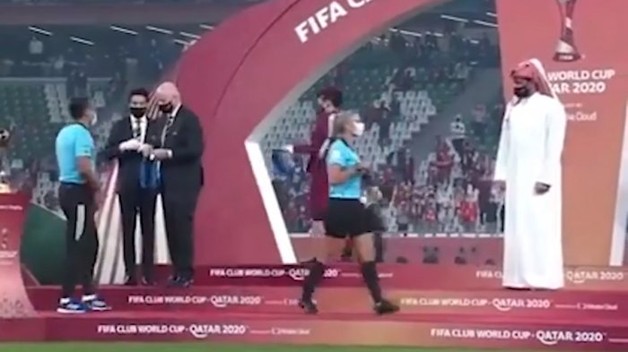 Jeque qatarí le negó el saludo a árbitra de la final del Mundial de Clubes
