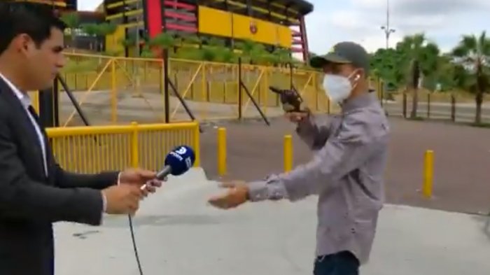 Periodista fue asaltado con una pistola mientras realizaba un despacho en vivo