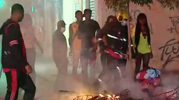 Incendio afectó a cité en medio de fiesta clandestina: Vecinos denuncian que festejos son recurrentes