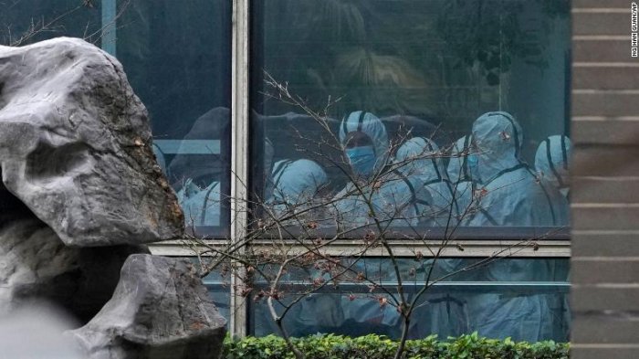 OMS en Wuhan: Investigadores estudian a 92 personas que presentaron síntomas de COVID-19 antes del brote inicial