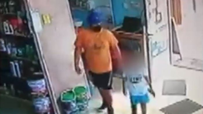 Captan momento en que hombre habría manipulado a un niño para robar computador