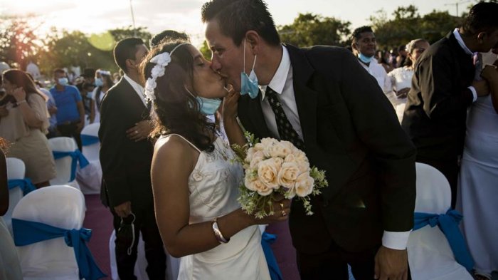 Dieron el sí: 40 parejas se casaron simultáneamente en la celebración del día del amor