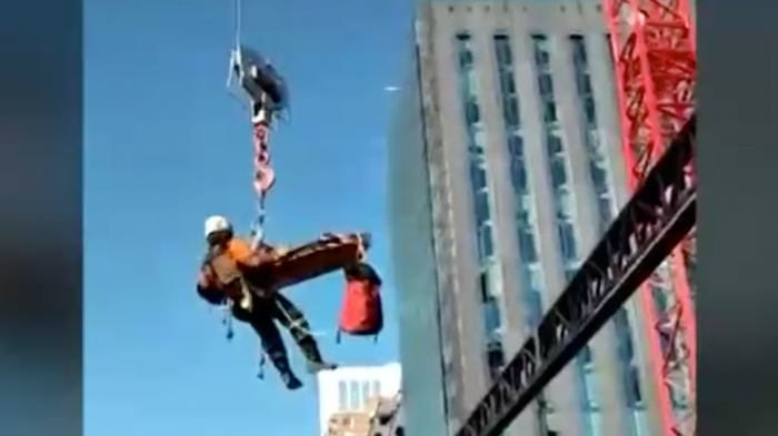 Trabajador es rescatado por Bomberos tras ser golpeado por manga de hormigón en faena de construcción