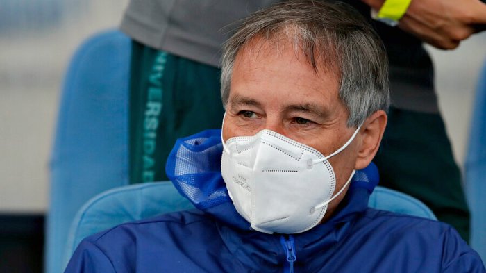 Remezón en la UC: Ariel Holan estaría listo en Brasil con oferta del Santos