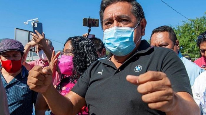 Pese a ser acusado de violación, senador mexicano va de candidato a gobernador y agradeció a las mujeres