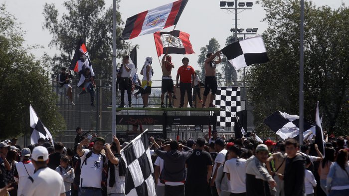 Arengazo en el Monumental: Hinchas de Colo Colo amenazaron a sus jugadores para no irse a la B